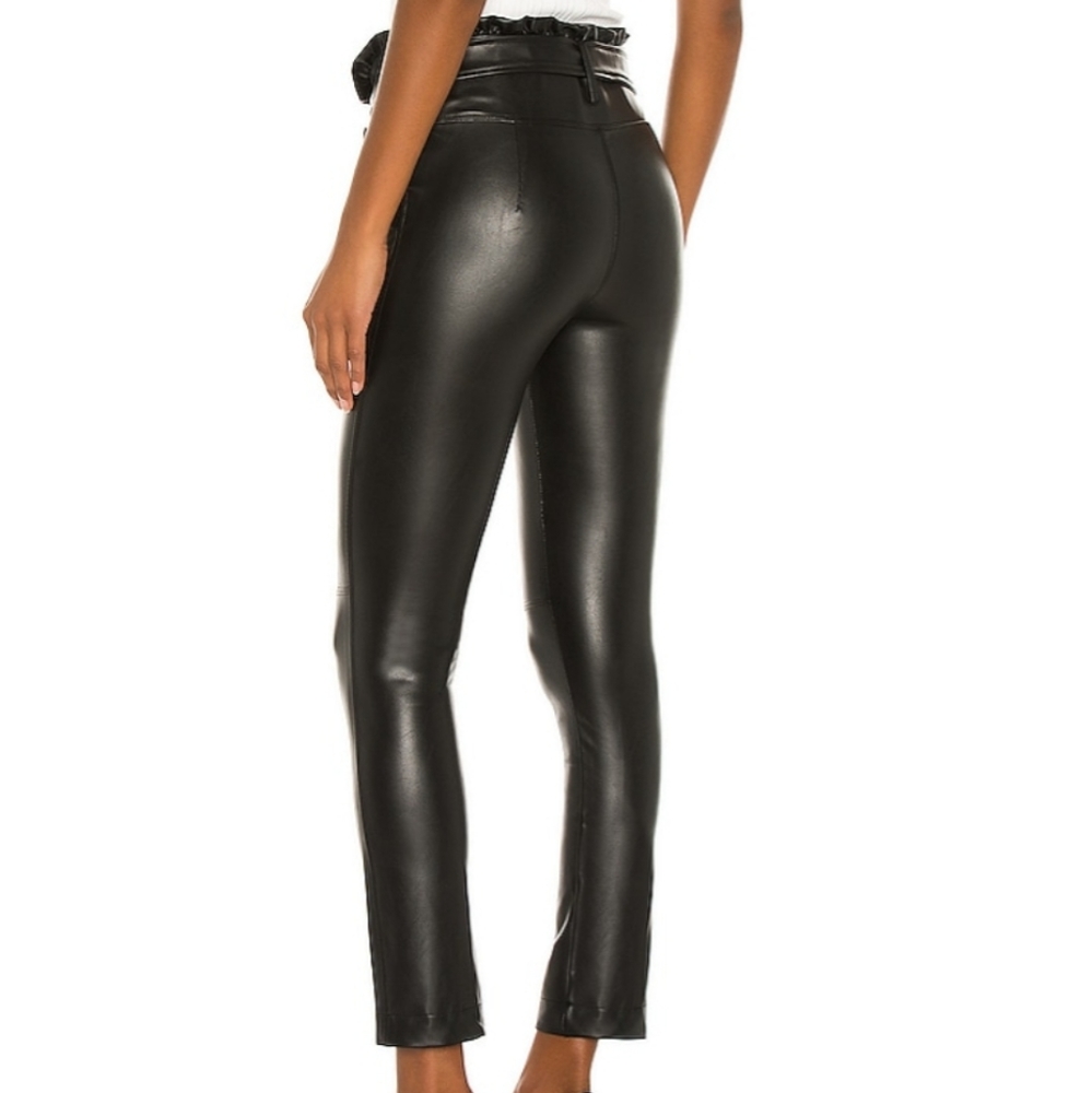 Sold Out High Rise Leggings in Classic Black🖤 - Picture 4 of 4